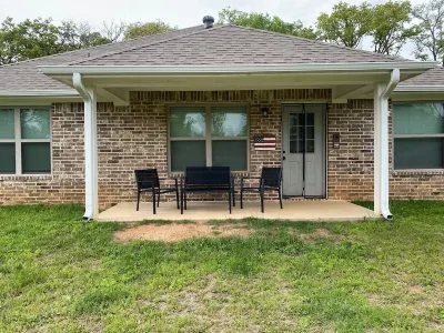 Cozy Unit with Patio Retreat 鄰近GED Testing Service的酒店