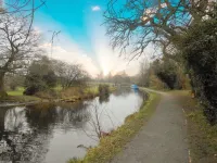 Lovely canal-side cottage, with parking & wi-fi