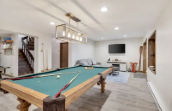 Spacious Lakefront 4 bedroom, 2 bath Mountain Retreat with Private Beach, Kayaks