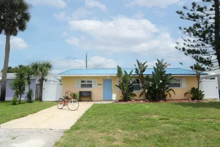 A Slice of Paradise - Unlimited Well Mannered Pets Отели в г. Ормонд Бич