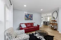 Luxe Cottage - South ChesterfieldStylishly renovated, w/ large master suite