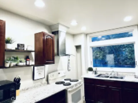 Charming Mountain View Retreat. Cozy place within walking distance to downtown.