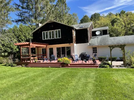 Modern Rustic 5 Bedroom Home In the Foothills of the Catskills Mountains. 5 ⭐️