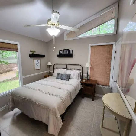 Lake Front w/ Sunset Views, Screened-in Porch / 1x Boat Slip / 2x Kayaks