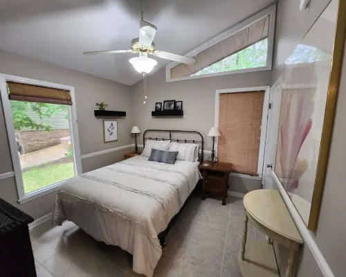 Lake Front w/ Sunset Views, Screened-in Porch / 1x Boat Slip / 2x Kayaks Hotels in Walker County