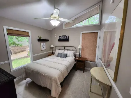 Lake Front w/ Sunset Views, Screened-in Porch / 1x Boat Slip / 2x Kayaks