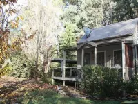 Shadybrook alpine cottage one bedroom No 3 in gardens adjoining the Ovens River