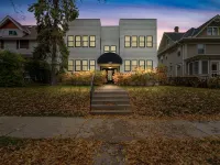 Elegant Flat nestled right off-campus & free parking!