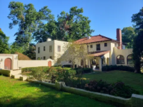 Beautiful home near Ocean Beach Park. 新倫敦酒店