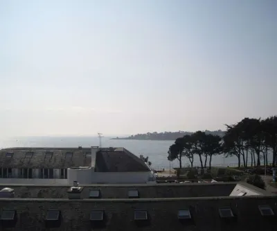 Studio with beautiful sea view EXCEPTIONAL 50m FROM THE BEACH WITHOUT OPPOSITE Plage du Coq 주변 호텔