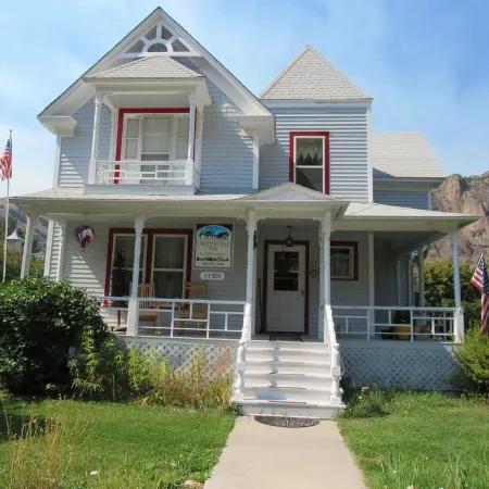 Lewis Cabin, Greyhouse Inn Vacation Rentals
