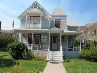 Lewis Cabin, Greyhouse Inn Vacation Rentals