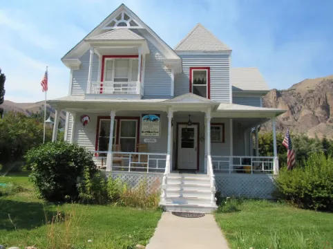 Lewis Cabin, Greyhouse Inn Vacation Rentals