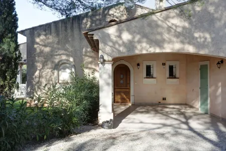 high standing, air conditioned, Provence styling villa with heated swimming pool