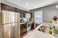 Walkable to Oakley Square-Newly Renovated-King Bed