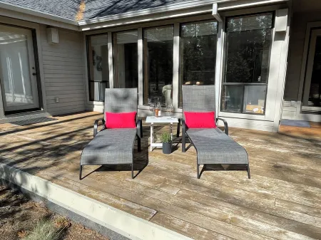 Peaceful Single level home, hot tub, walking distance to Deschutes River!