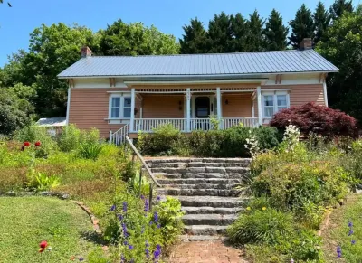 1818 Riverfront Cottage Hotel dekat The Kingsport Greenbelt