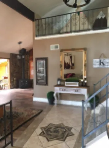 ❤️ Voted a VRBO Flagstaff favorite!  Great mountain location w/spa, super clean.