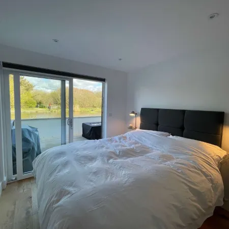 2 Bedroom Canalside Apartment in Bude, Walking Distance to Sandy Beach and Town