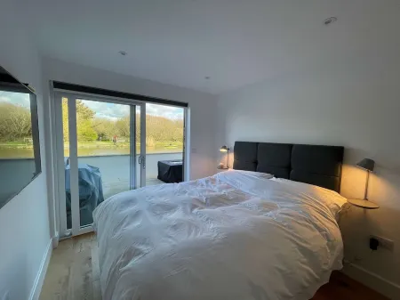 2 Bedroom Canalside Apartment in Bude, Walking Distance to Sandy Beach and Town