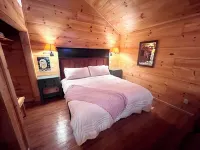 Cabin in town, walking distance to the courthouse square.