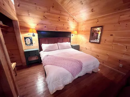 Cabin in town, walking distance to the courthouse square. Отели в г. Маунтин-Вью