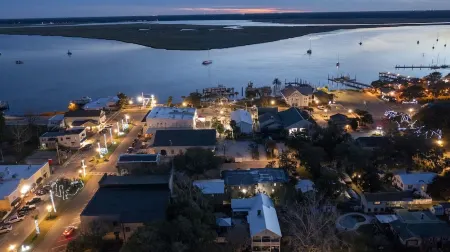 Cozy get-away within walking distances to bars, restaurants and the water front!