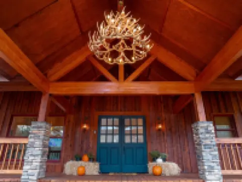 A Relaxing, Upscale Cabin with the Best View and Fishing on the River!