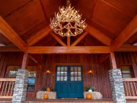 Cozy, upscale cabin with best view and fishing on the river!