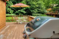 Mt Washington Valley Fall Getaway with Game Room and Deck! 바틀릿 호텔