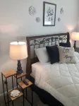 Stylish and Spacious Townhouse overlooking Andrews Lake Hotels in Thomas County