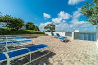 Penthouse Condo, minutes from Downtown & from the Beach