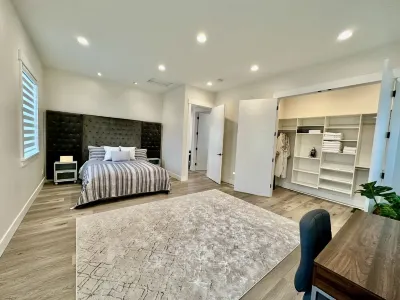 New Modern Home in Bellevue Hotels near Cougar Mountain Regional Wildland Park