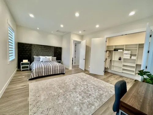 New Modern Home in Bellevue Hotels in Newcastle