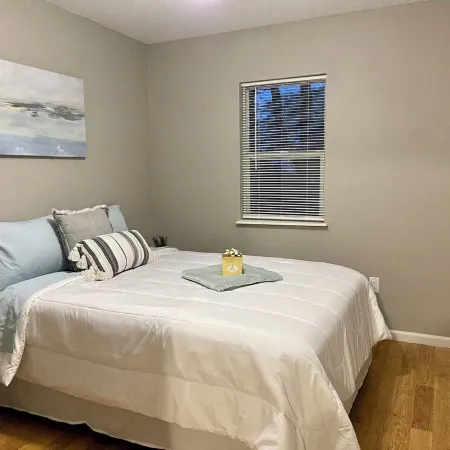 Adorable little beach house by the Surf Ballroom! Отели в г. Клир Лейк