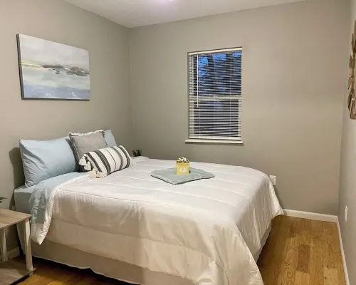 Adorable little beach house by the Surf Ballroom! Hotels in Clear Lake
