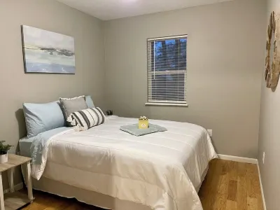 Adorable little beach house by the Surf Ballroom! Отели рядом с достопримечательностью «Сентрал Гарденс оф Север Айова»