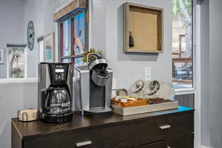 Charming Cambria Retreat w HotTub, Sleeps 8, FirePit, 5 min to Coast/Main St Отели в г. Сен-Луи Обиспо