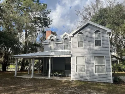 Azalea Farmhouse Hotels near Grand Lake Golf Course