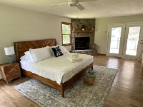 Breathtaking Waterfront Retreat, Private Docks, 12 Guests, King Bed.