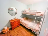 Charlestown Beach Cottage, 2BR, Screened porch, 3 min drive to Beach!