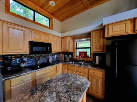 Cozy tiny home in the pines - 20 minutes from Canton and Lake Fork!