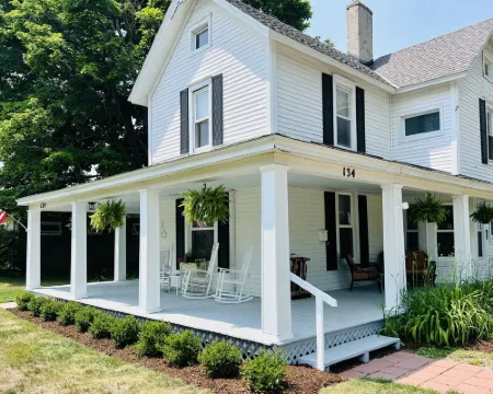 5-Bedroom Turn-of-The-Century, Walkable to Downtown Boyne City & Beach Hotels in Boyne City