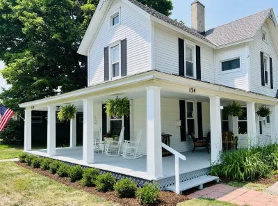 Turn-of-The-Century Downtown Boyne City, 5-Bedroom Home Hotels near Freshwater Art Gallery & Concert Venue