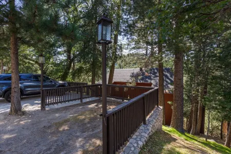 Calgary Haus - woodsy cabin vibes surrounded with nature, comfort, and style Отели в г. Лейк Арроухед