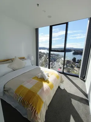2B2B1C Apartment with Stunning Lake Views