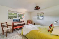 Lovely Beach Bungalow 1 block from Beach w/Swimming Pool & Awesome Backyard