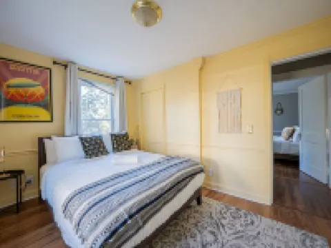 Modern Antique 5BR Home w/ Expansive Master Suite 諾威奇酒店