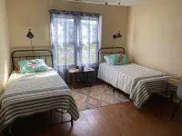 Country home 15 min to Bonnaroo farm & 10 min to the Caverns w Jacuzzi hot tub