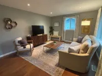 Cozy home with large yard oasis! Hotels in Aloha